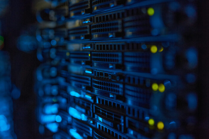 Pasillo de un centro de datos con racks de servidores que alojan la infraestructura cloud de una empresa