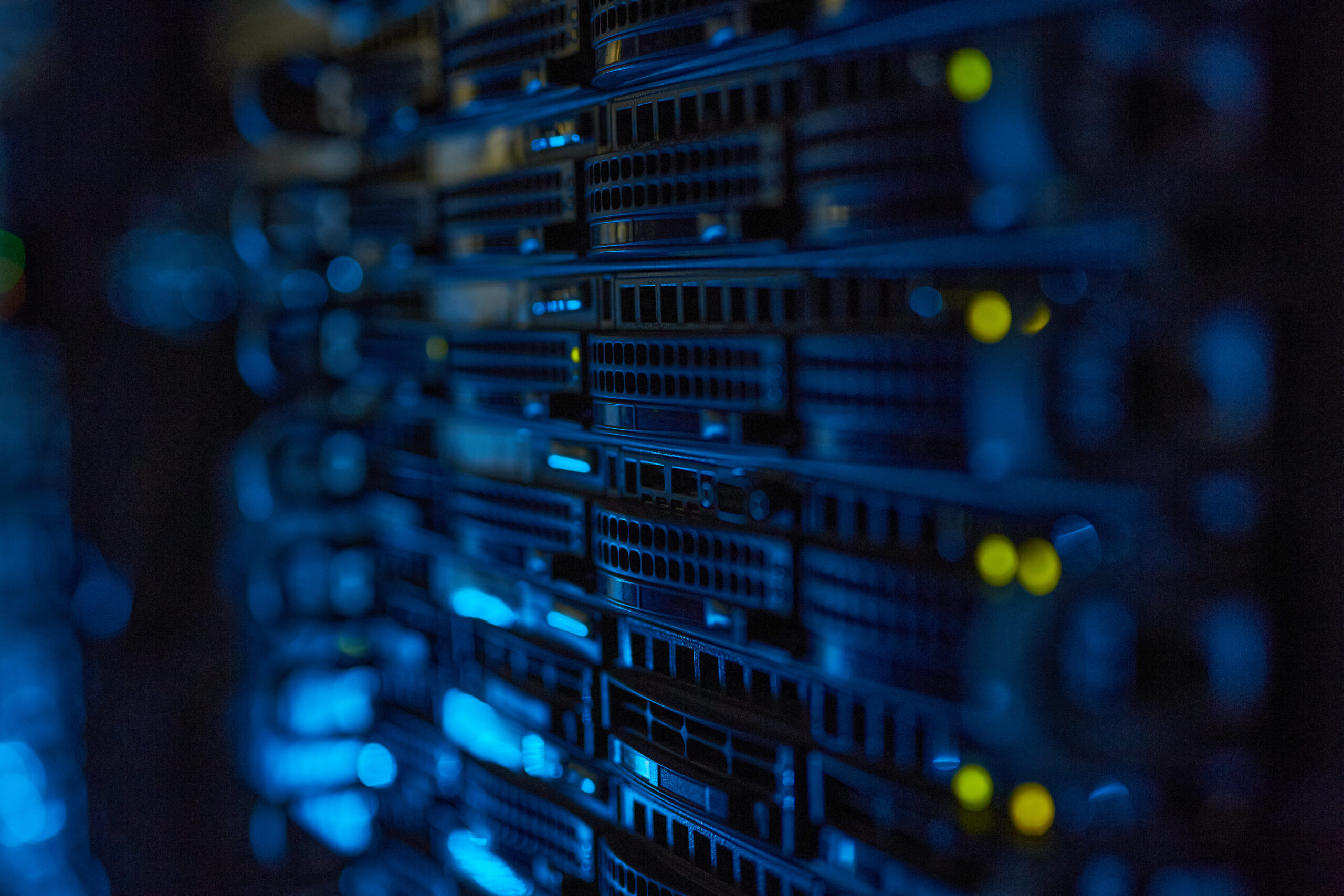 Pasillo de un centro de datos con racks de servidores que alojan la infraestructura cloud de una empresa