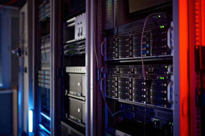 Racks de servidores en un centro de datos con iluminación azul y roja
